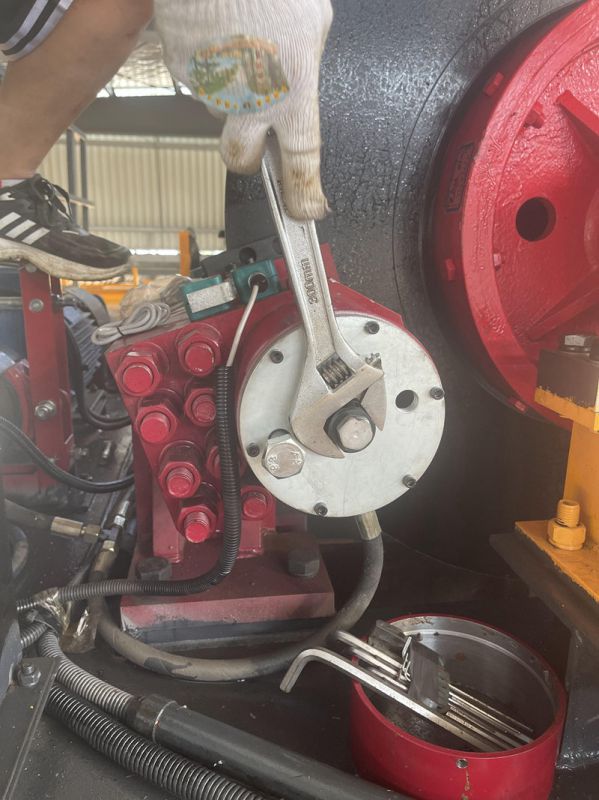 湖北黃岡冶金用天車(chē)SB100現(xiàn)場(chǎng)指導(dǎo)調(diào)試